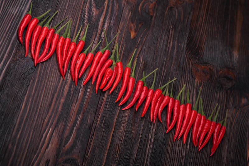 红椒放在旧木桌上。