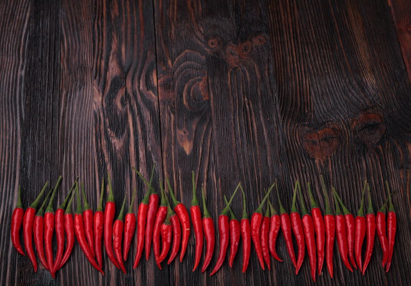 红椒放在旧木桌上。