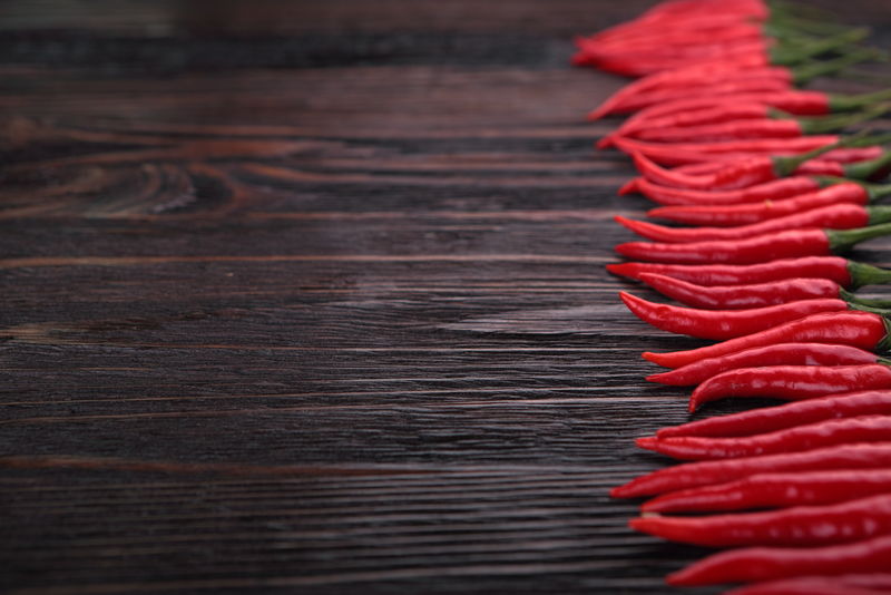 红椒放在旧木桌上。