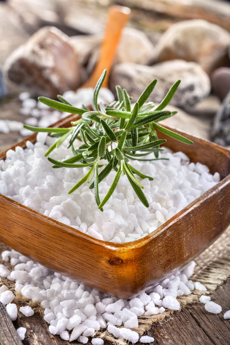 迷迭香木碗盐浴