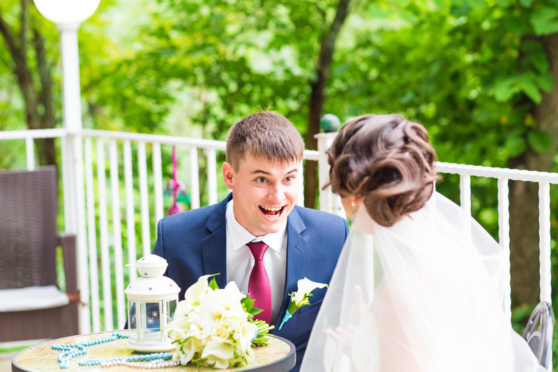 餐厅露台上有趣的新娘和疯狂的新郎