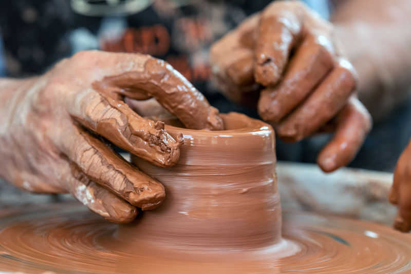 陶工在陶工的轮子上做陶器