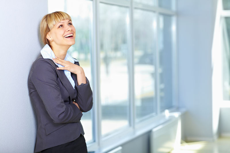 年轻漂亮的商务小姐微笑。