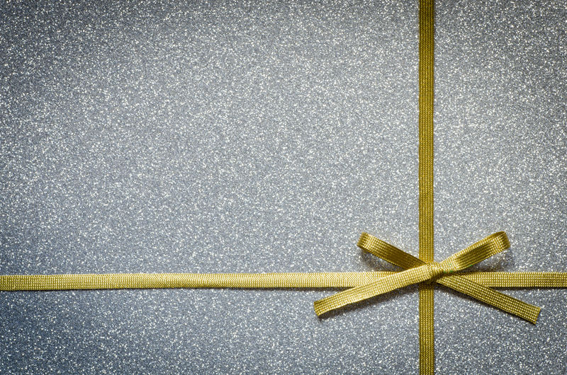 蝴蝶结装饰的礼盒