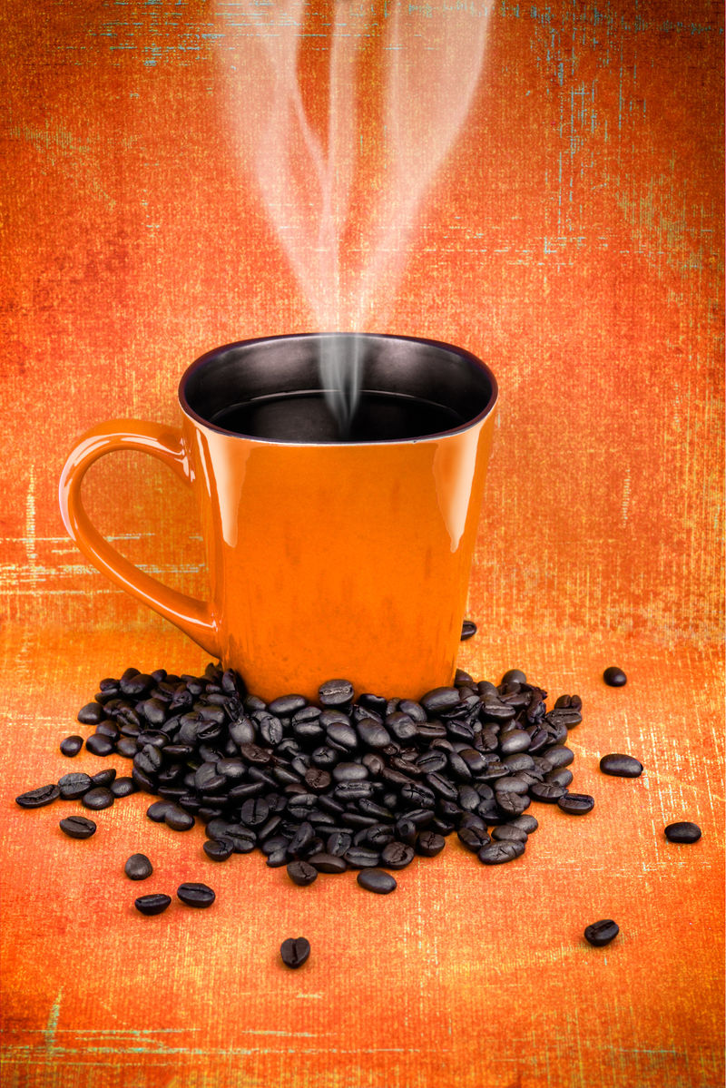 橙色咖啡杯和咖啡豆