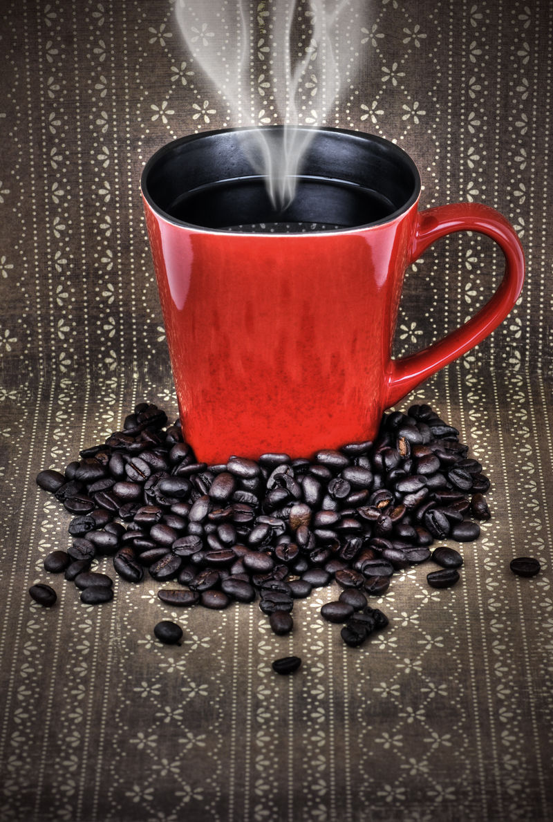咕噜红咖啡杯和咖啡豆