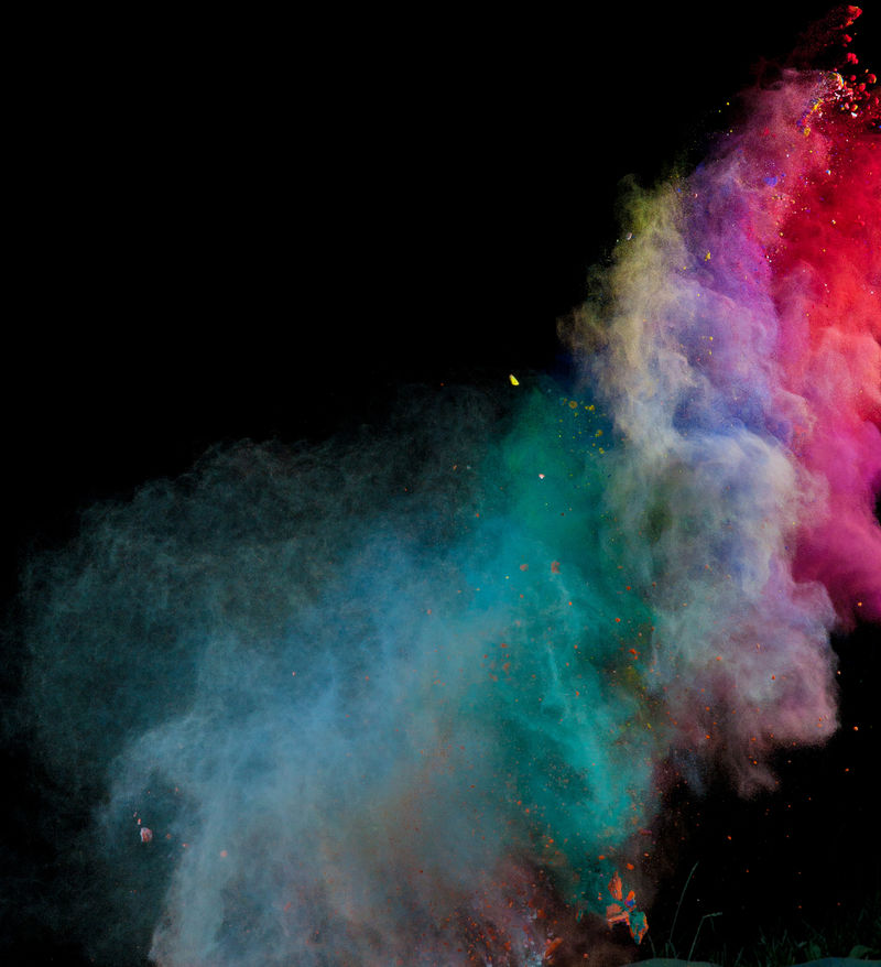 黑色背景上的彩色粉尘爆炸