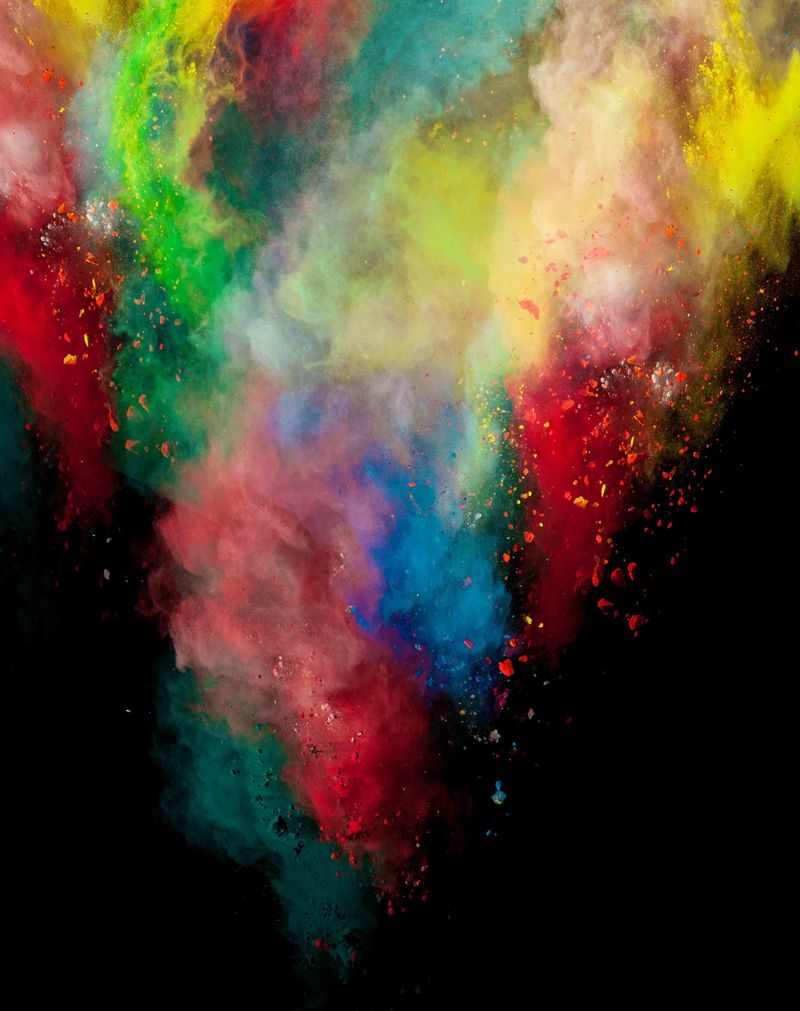 黑色背景上的彩色粉尘爆炸