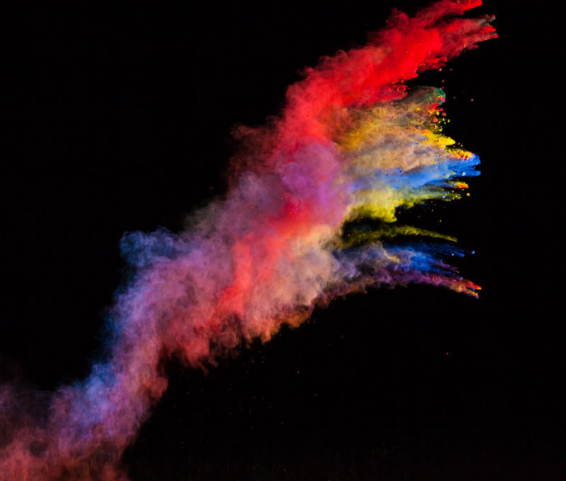 黑色背景上的彩色粉尘爆炸