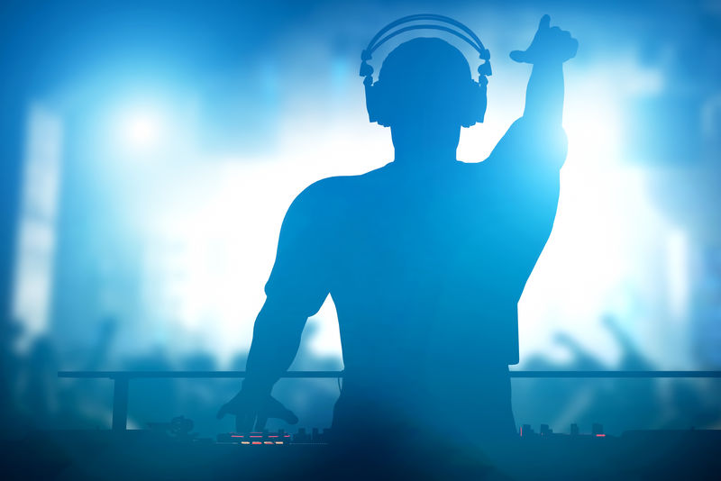 俱乐部，迪斯科DJ为人们演奏和混合音乐。夜生活