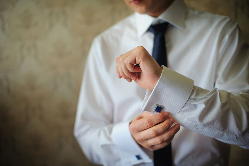 男人在衬衫袖子上戴袖扣