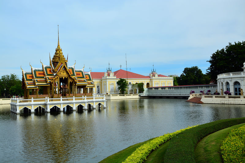庭院里的装饰池塘