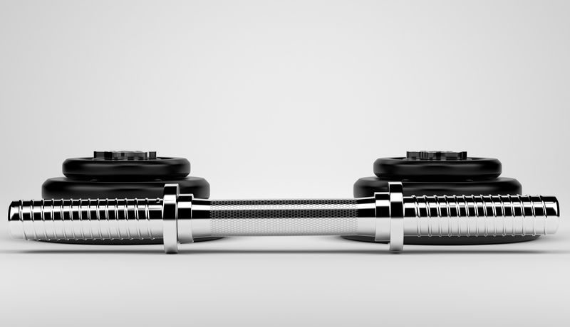 哑铃镀铬手柄。在健身房锻炼的重量。