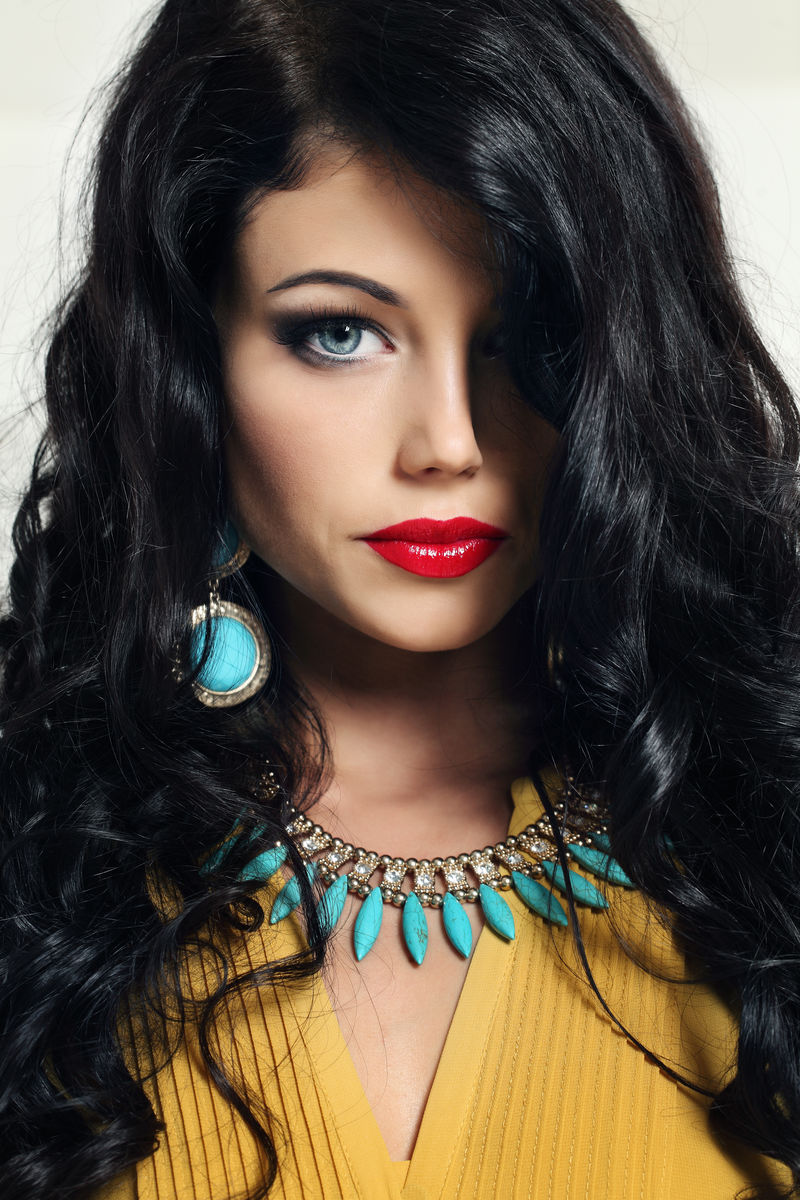 有着漂亮闪亮头发的年轻女子