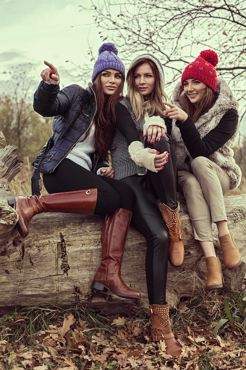 快乐树女孩戴着毛线帽,展示着一些东西