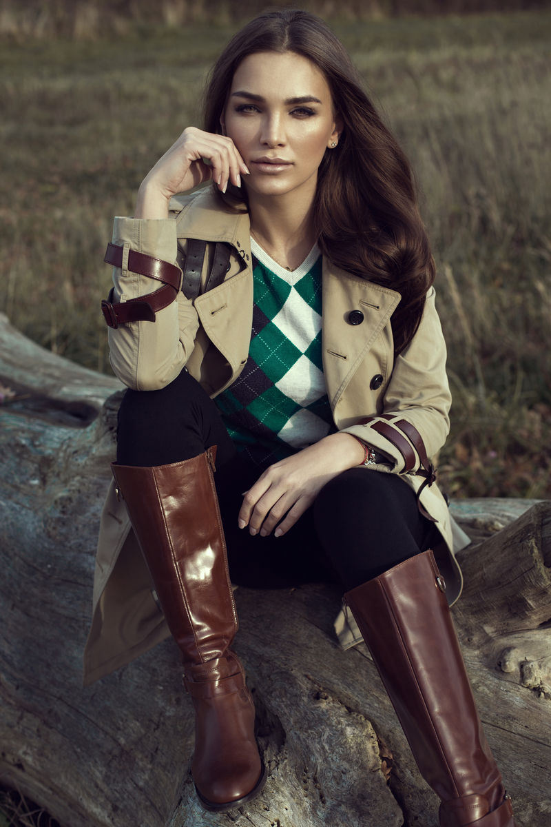 秋景中坐在户外的小女孩