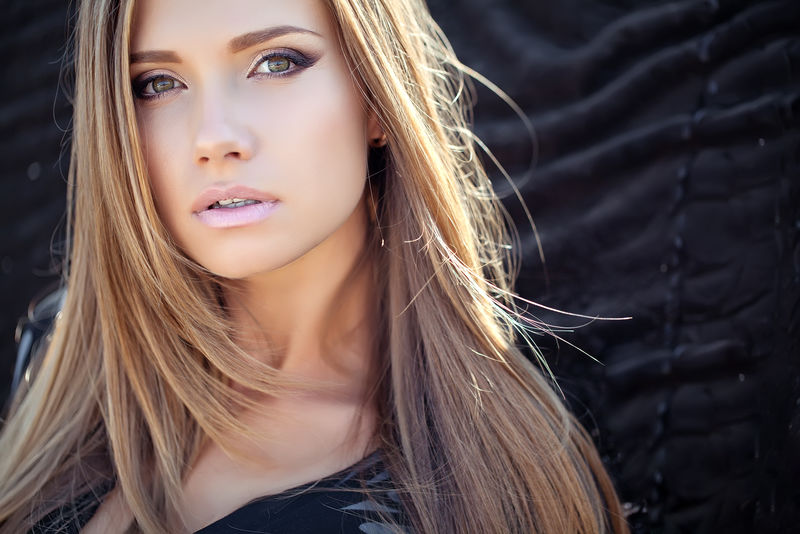 美丽时髦的年轻女子