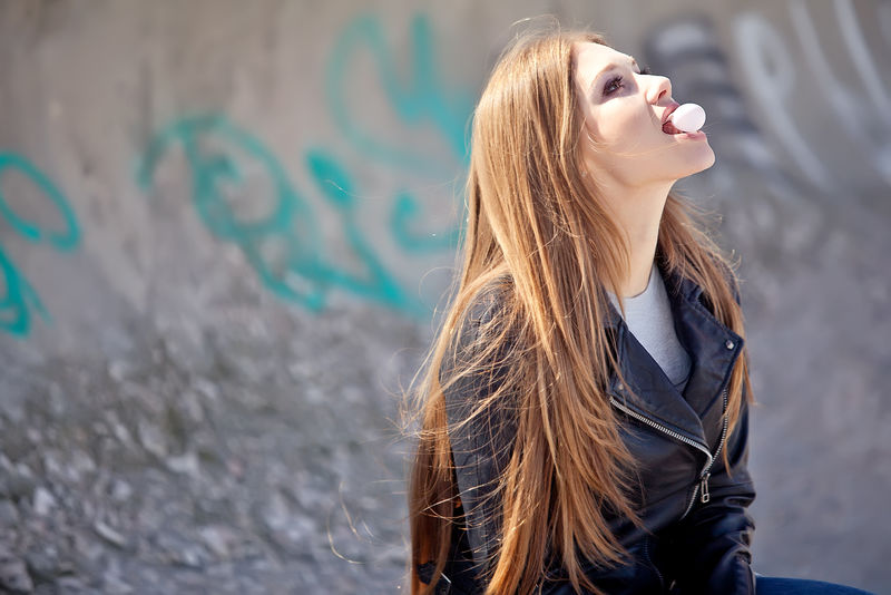 美丽时髦的年轻女子