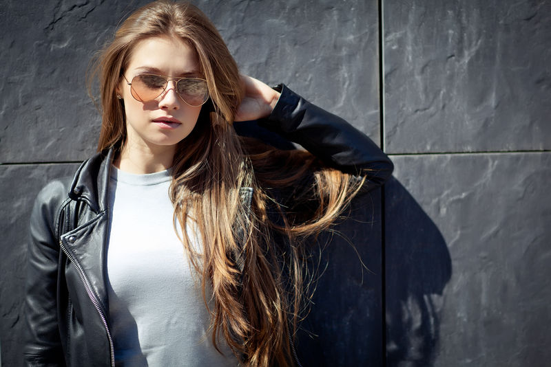 美丽时髦的年轻女子