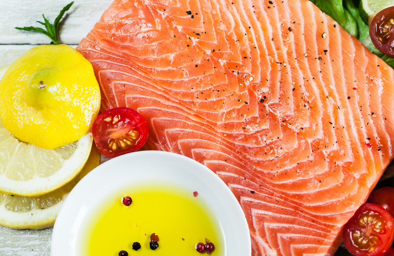 新鲜的三文鱼跟调料