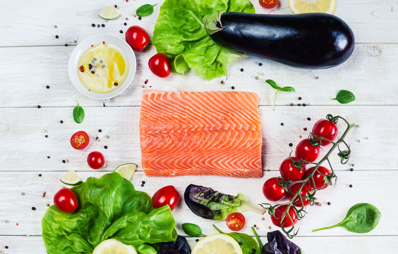 新鲜的三文鱼跟调料