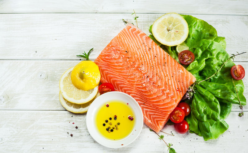 新鲜的三文鱼跟调料