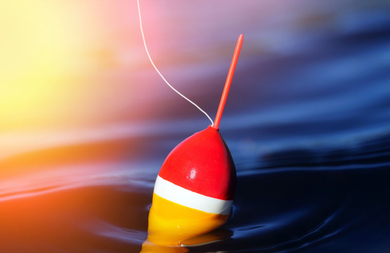 软木塞漂浮在平静的湖面上