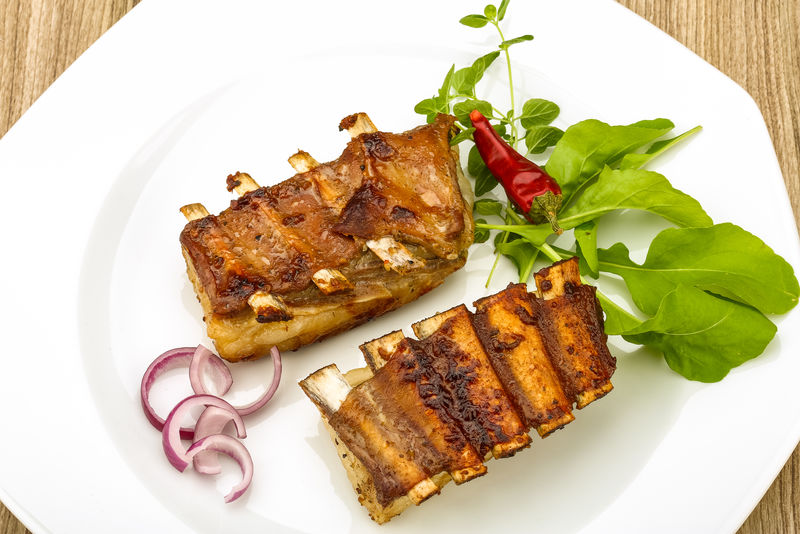 美味的烤排骨与烤肉