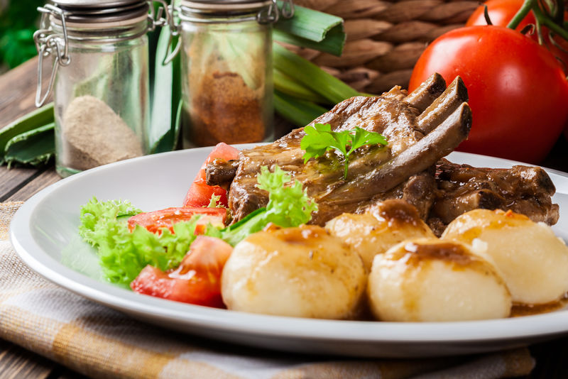 美味的烤排骨与烤肉