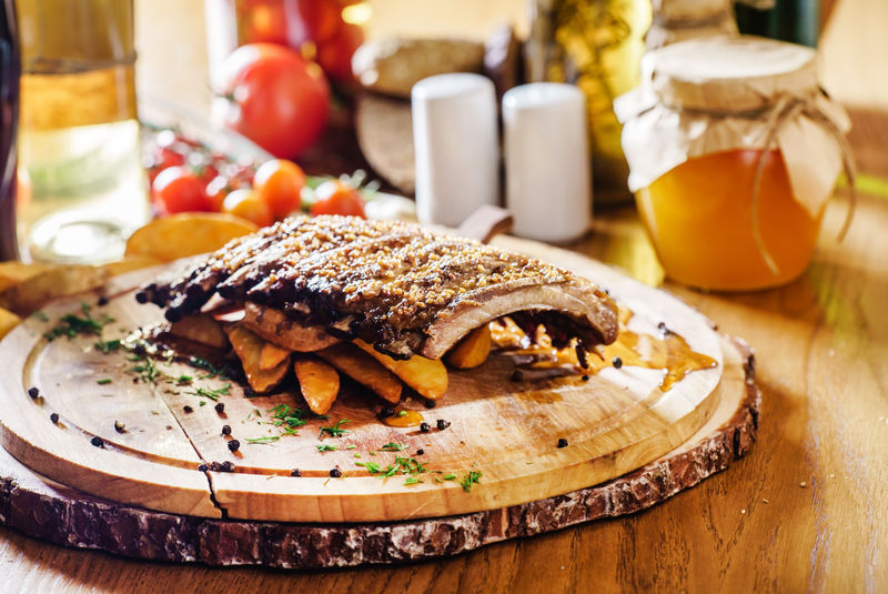 美味的烤排骨与烤肉