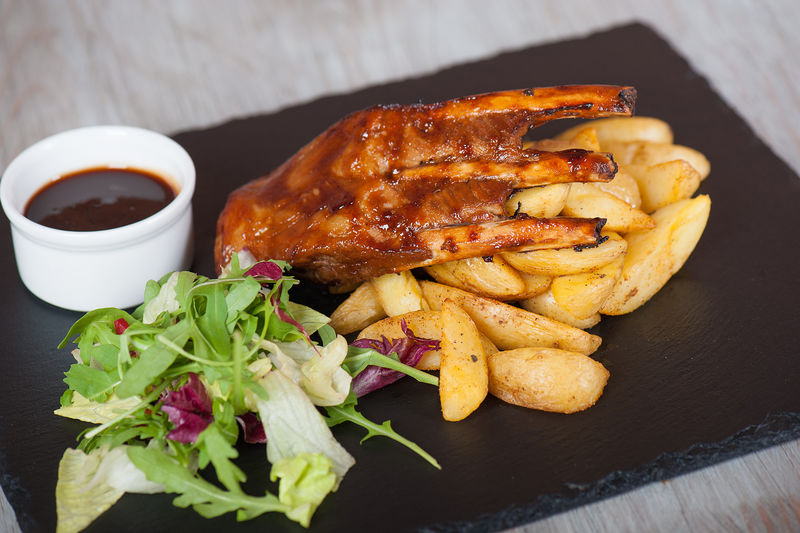 美味的烤排骨与烤肉