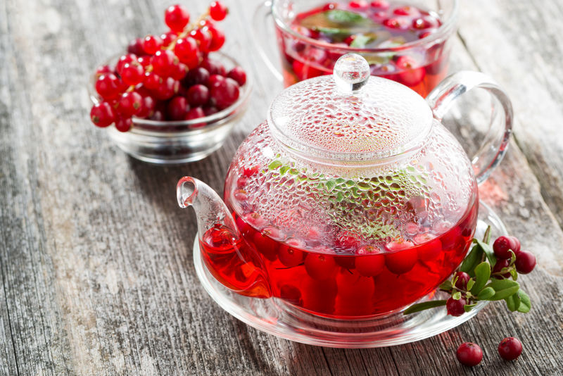 木桌上的浆果茶