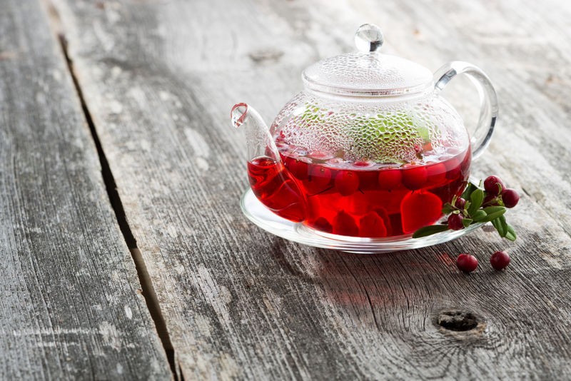 玻璃茶壶里的浆果茶