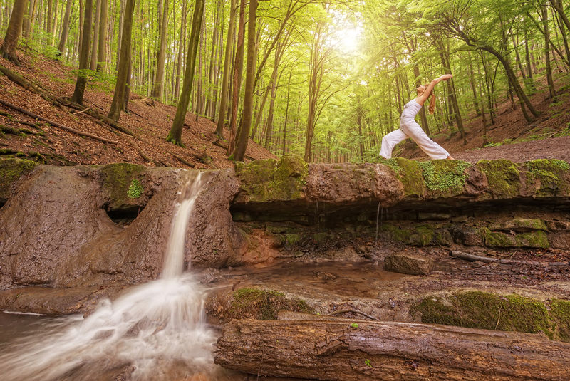 放松，女人在瀑布边练习瑜伽