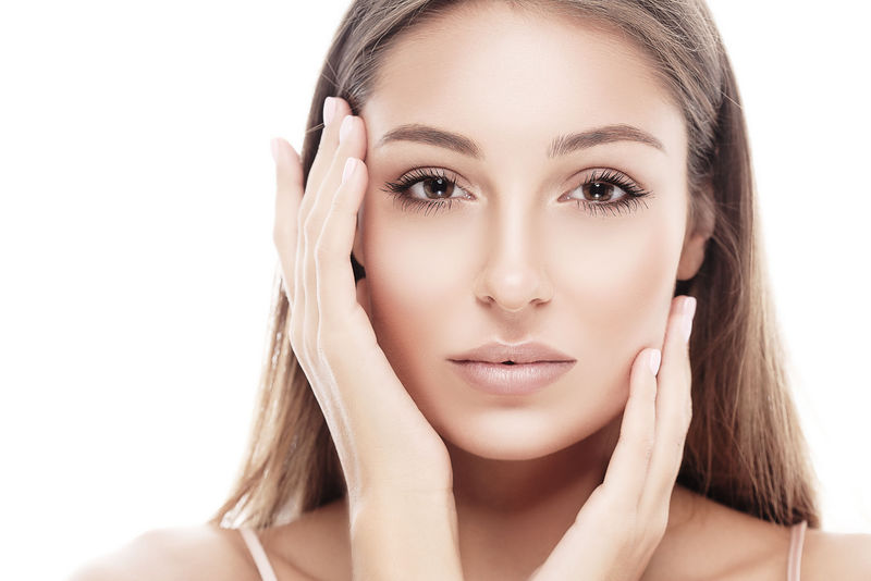 白衣美女青年脸工作室