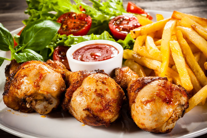 烤鸡腿配薯条和蔬菜