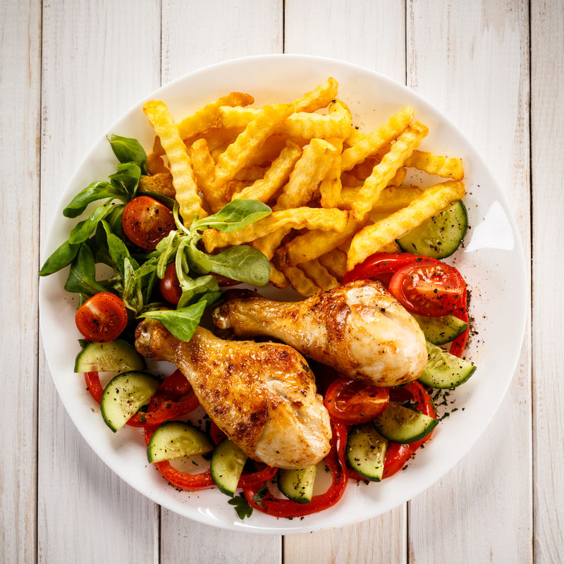 烤鸡腿配薯条和蔬菜