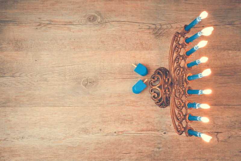 犹太节日光明节创作背景与梅诺拉。从上面看，集中在梅诺拉。回复过滤效果。