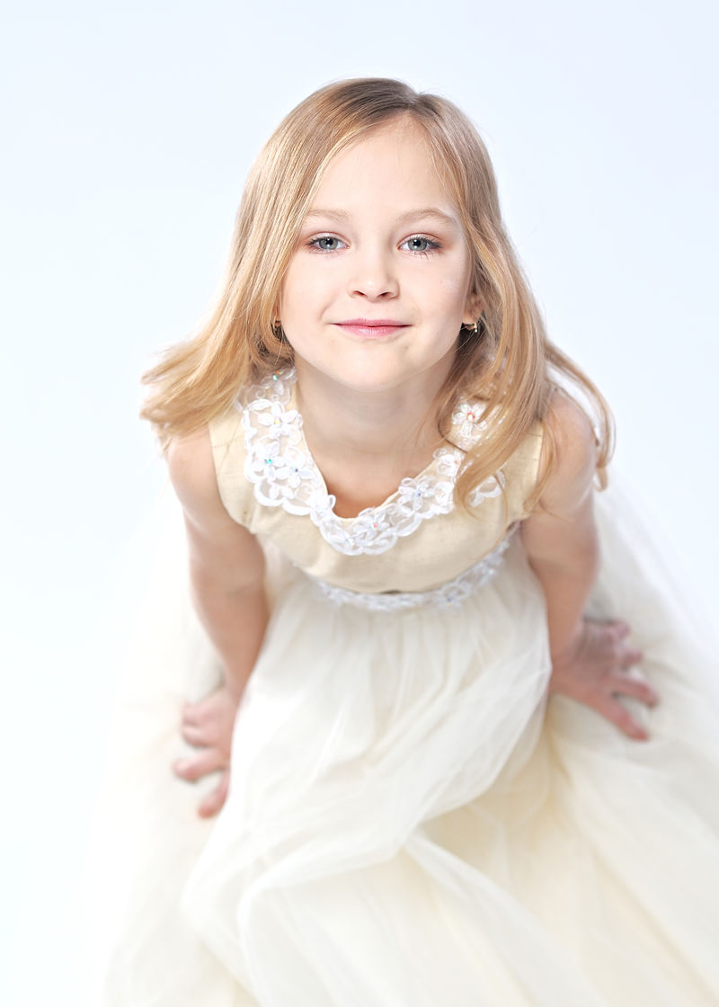 画室里一个漂亮小女孩的画像