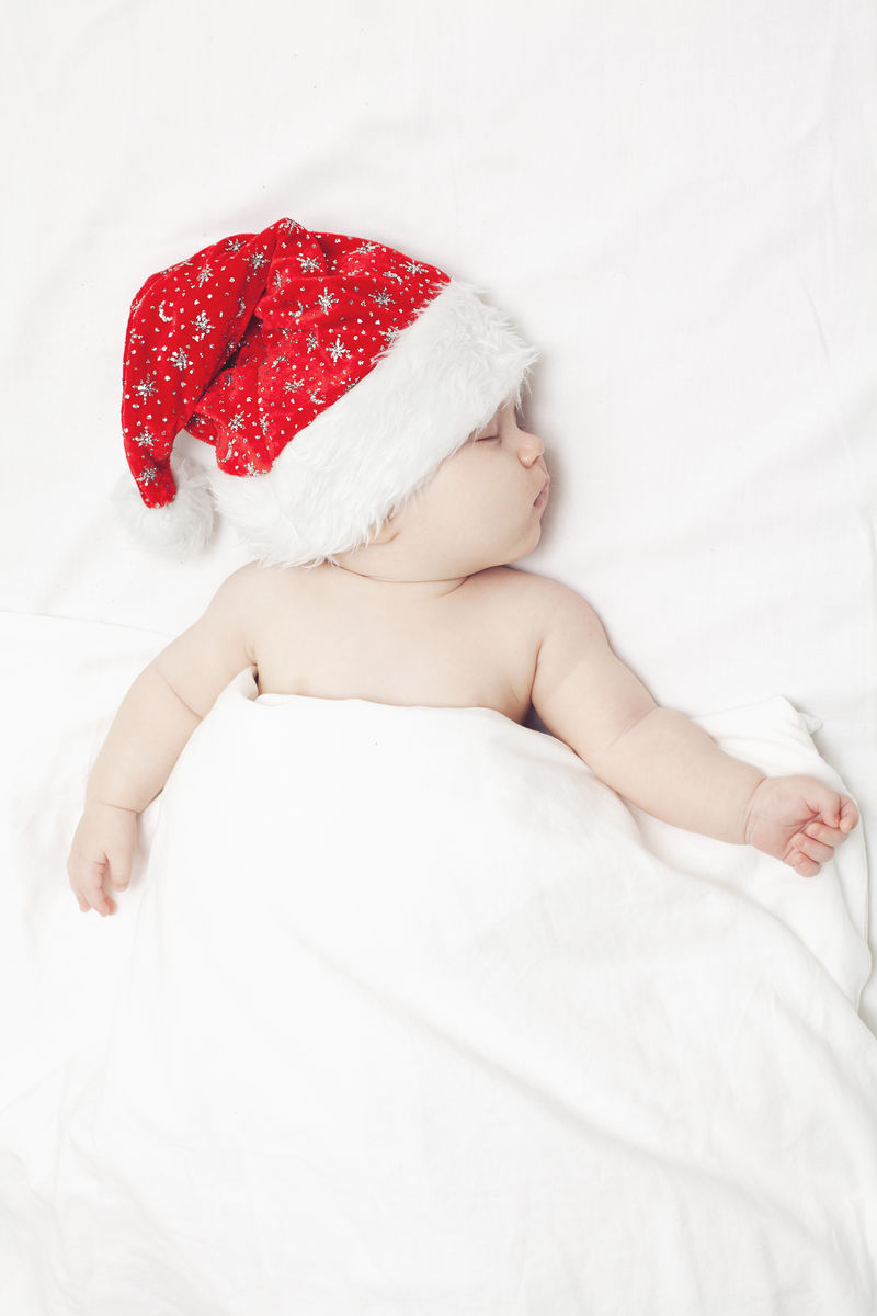 戴着圣诞帽的婴儿