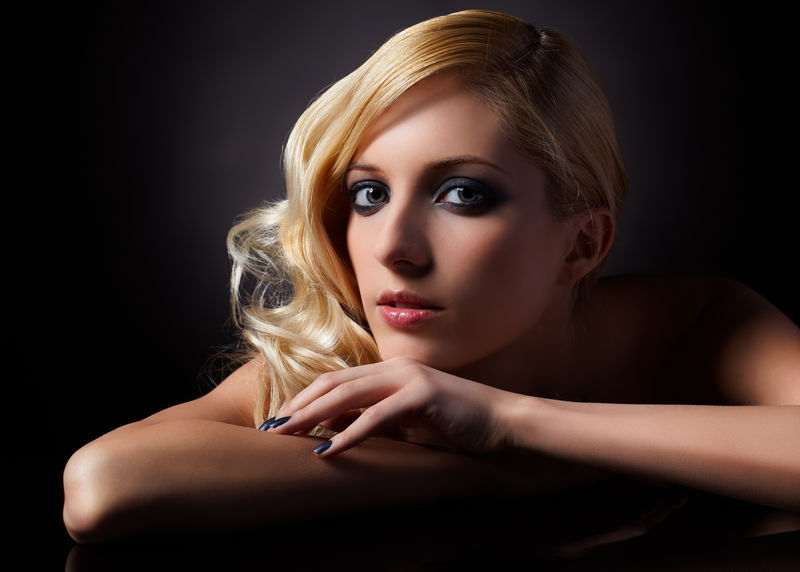 漂亮的卷发金发女郎