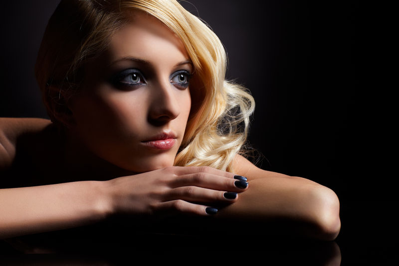 漂亮的卷发金发女郎