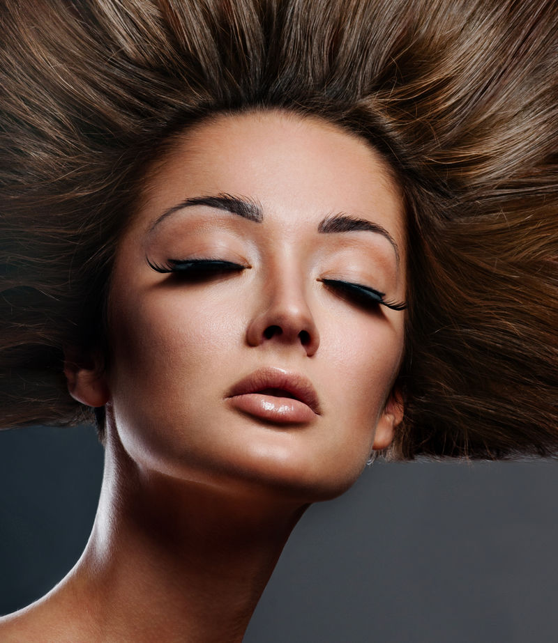 美丽的女人,有着华丽的头发。