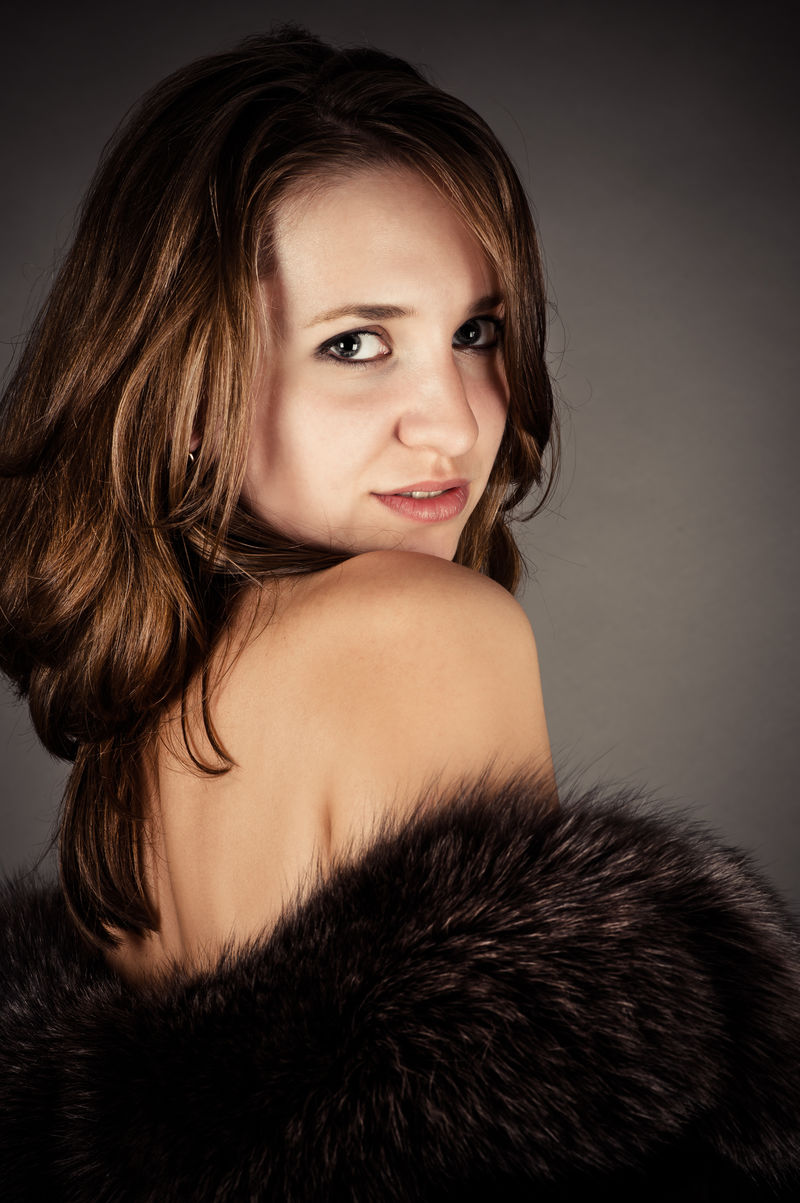 一个穿着裘皮大衣的漂亮女人的迷人画像