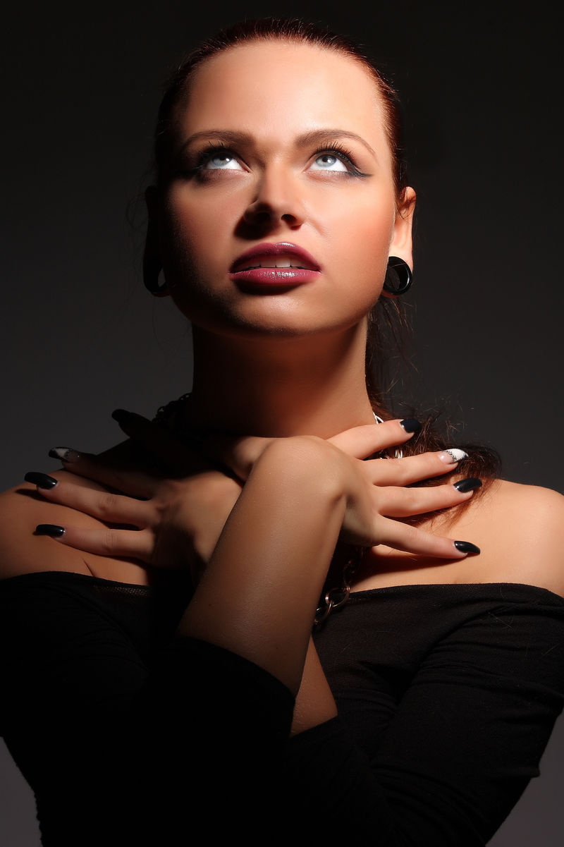 黑暗中的性感女孩