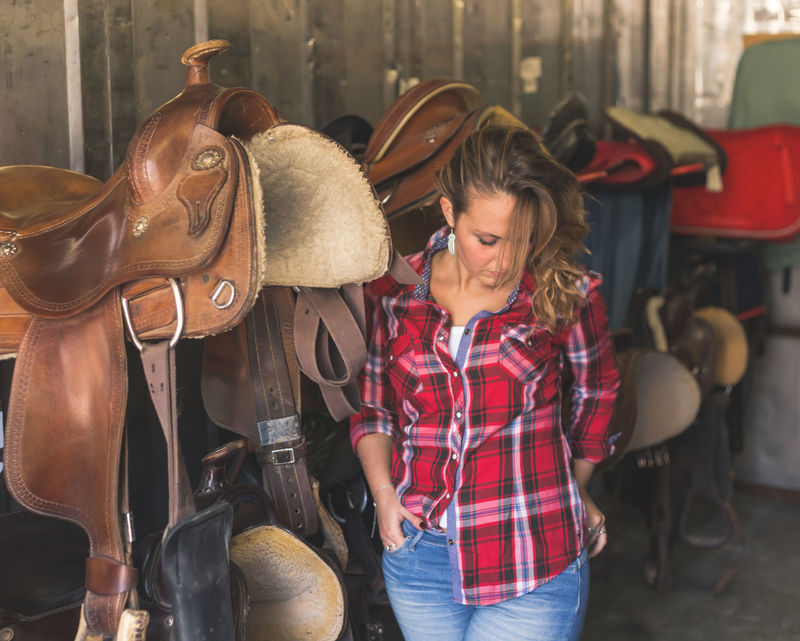 马术背景下的美女造型