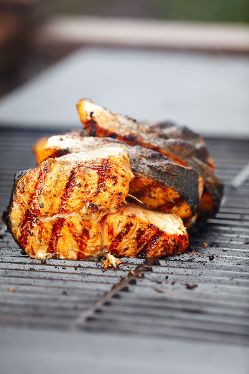 烤肉架上烤三文鱼。