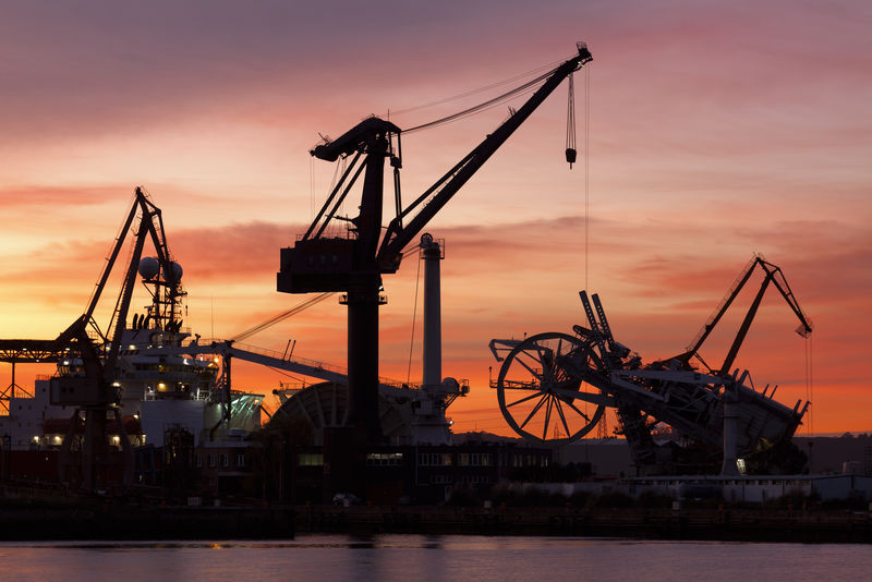 在船厂绑起来。