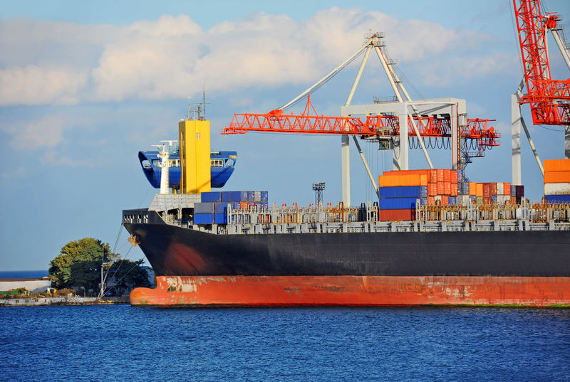 起重机桥下集装箱堆场及船舶