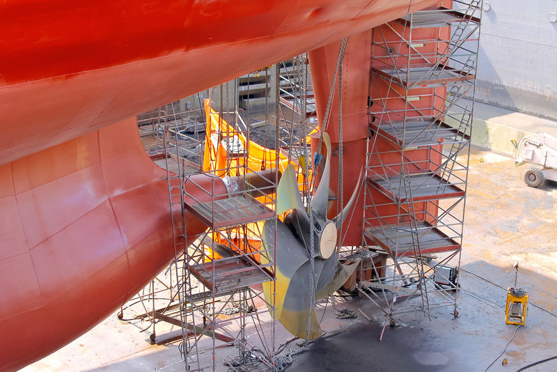 在船坞更换螺丝。